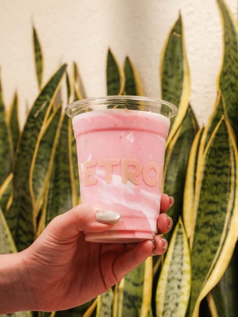 Smoothie stroberi di depan dinding tanaman