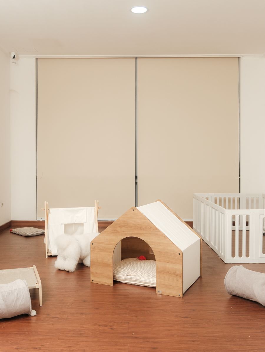 Kamar hotel dengan rumah kayu kecil dan pagar bermain